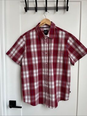 GAP Men's Red and White Plaid Short-Sleeve Button-Down Shirt